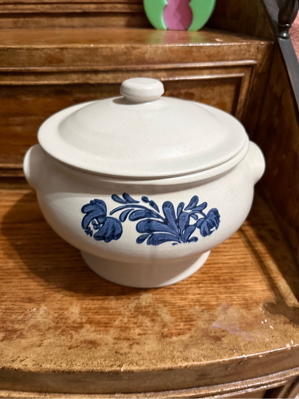 Pfaltzgraff Yorktowne Covered Cassarole GREAT CONDITION!